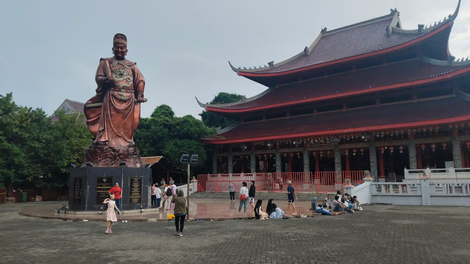 Wisatawan Luar Kota Padati Klenteng Sam Poo Kong Semarang saat Libur Natal