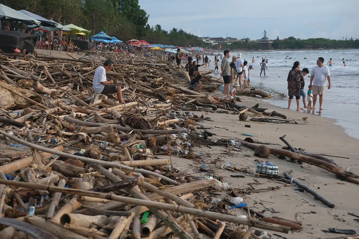 Pantai Kuta Bali Dipenuhi Sampah Kiriman Dampak Gelombang Tinggi