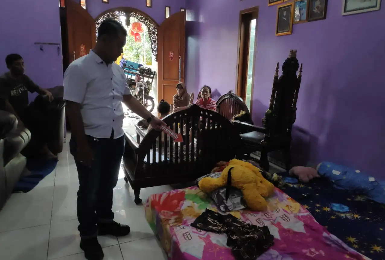 Ngeri! Video Viral Rekam Perampok Bawa Sajam Ancam Pemilik Rumah di Karanganyar