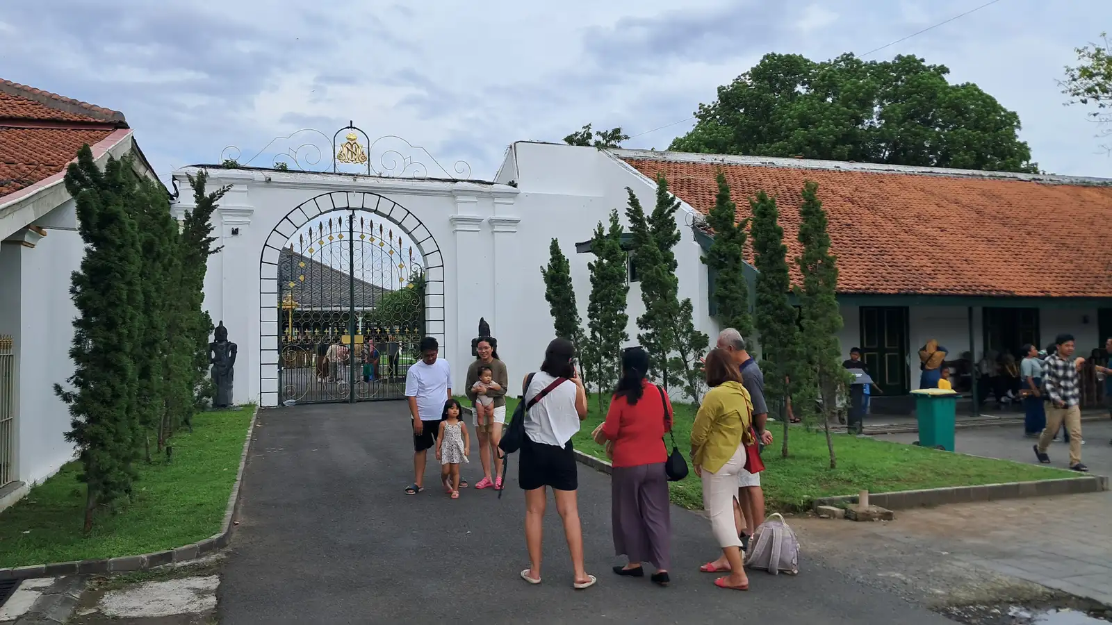 Datang Kesorean, Wisatawan Luar Kota Kecele Tak Bisa Masuk Mangkunegaran Solo