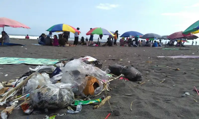 Libur Natal 2024: Sampah di Pantai Parangtritis Capai 3 Ton, Ini Penyebabnya!