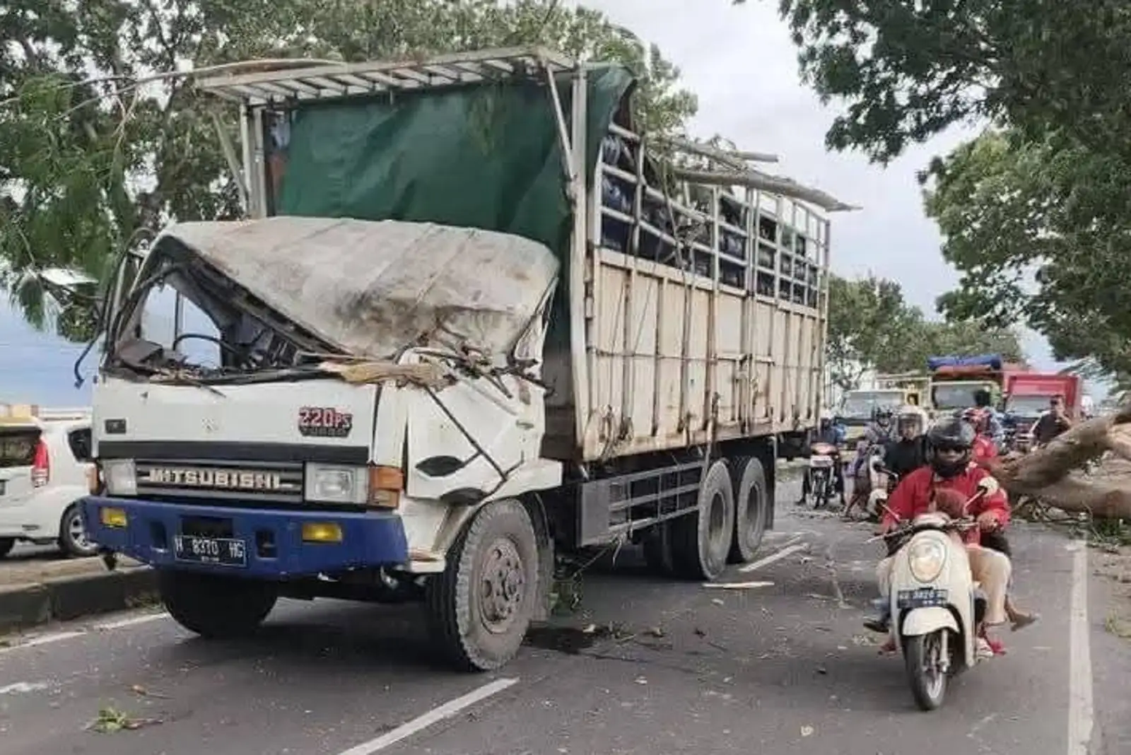 Angin Kencang di Sukoharjo Sebabkan Pohon Tumbang Timpa Truk Pengangkut Galon