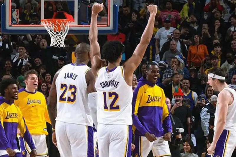 NBA: Lakers Tundukkan Golden Warriors 115-113 di Laga Sengit Hari Natal