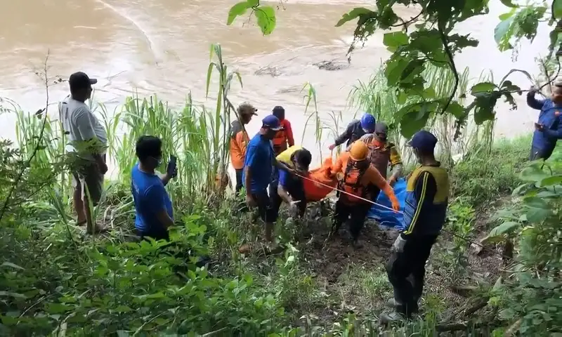 Gempar! Mayat Wanita Tanpa Busana Ditemukan Mengapung di Bengawan Madiun