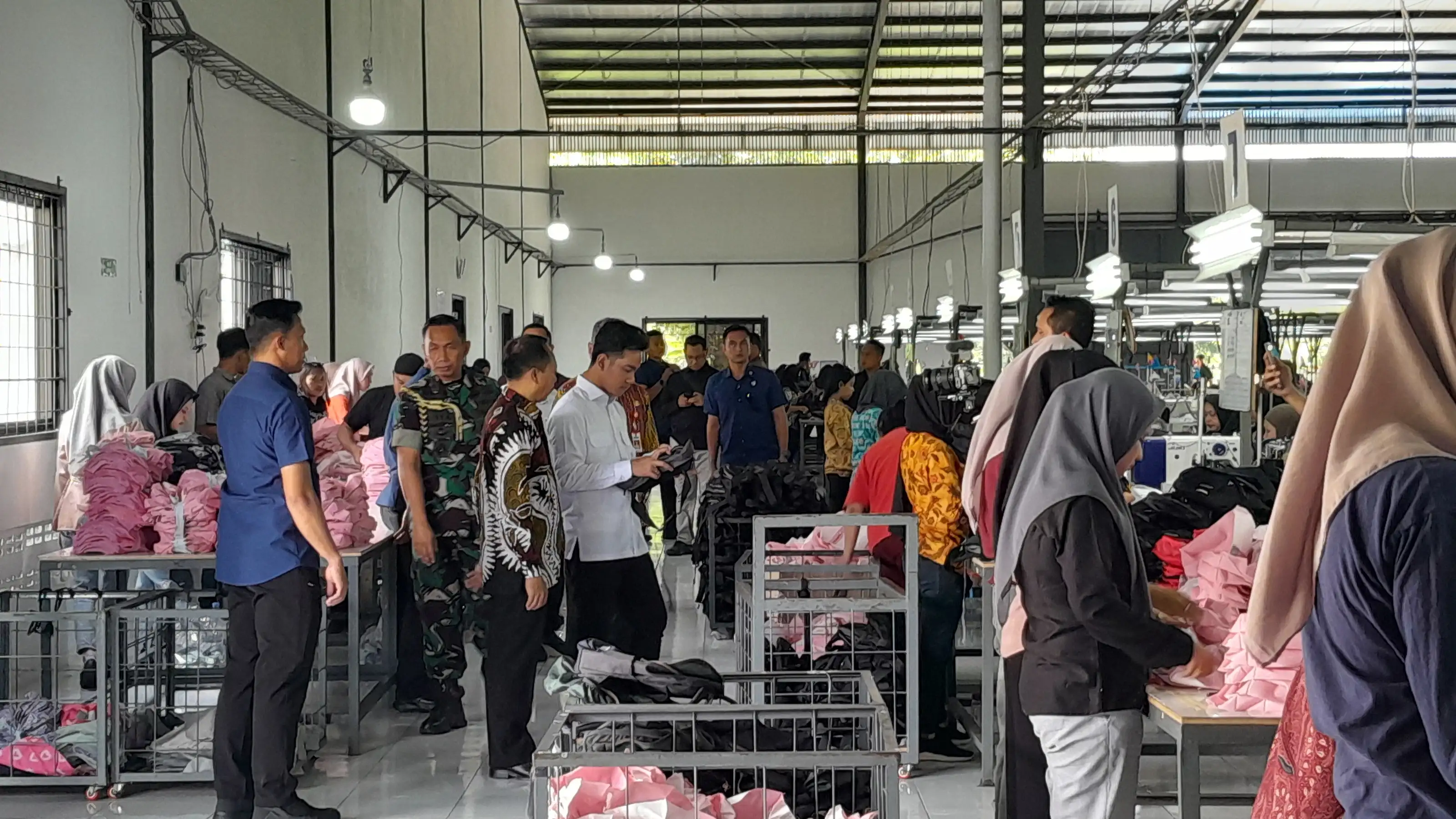 Mendadak Datang, Wapres Gibran Kejutkan Karyawan Pabrik Tekstil di Wonogiri