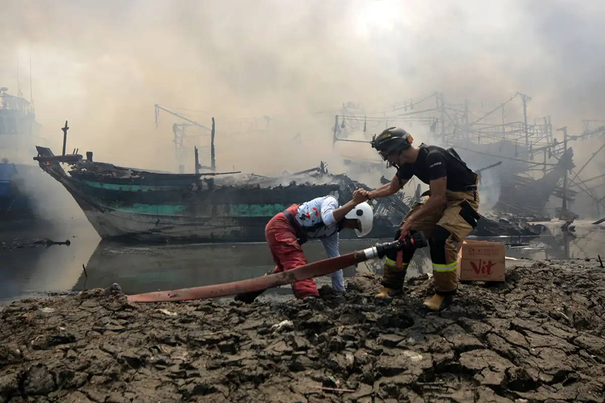 Pelabuhan Tegal Membara! Lebih dari 12 Jam, Kebakaran 22 Kapal Belum Padam