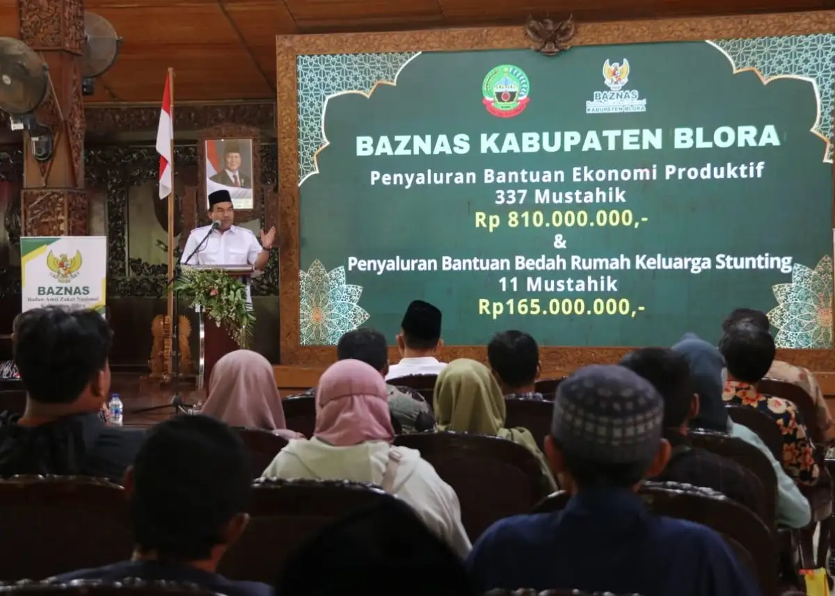 Bupati Blora Serahkan Bantuan Ekonomi Produktif dan Bedah Rumah untuk Mustahik