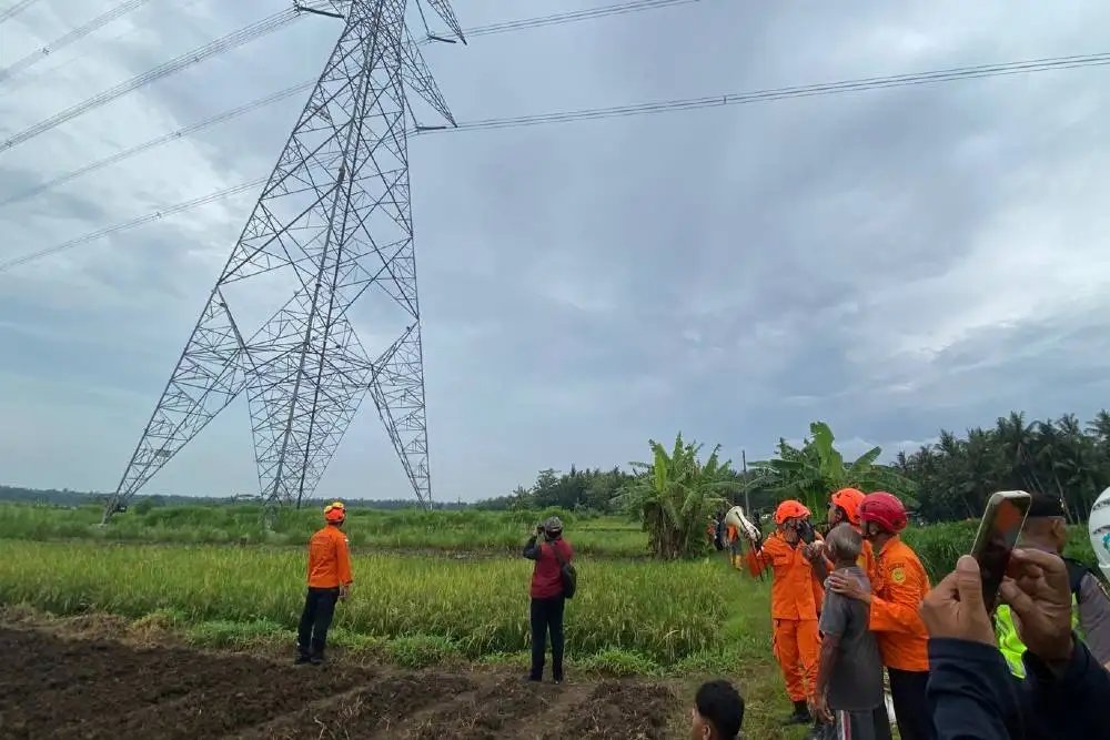 Geger! Seorang Pria Nekat Panjat Tower SUTET di Panjatan Kulonprogo