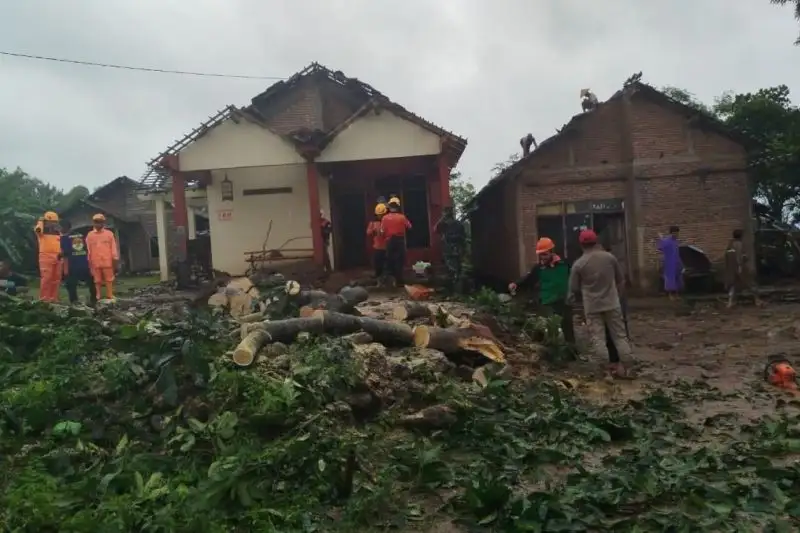 Diterjang Angin Puting Beliung, Puluhan Rumah di Jepara Rusak