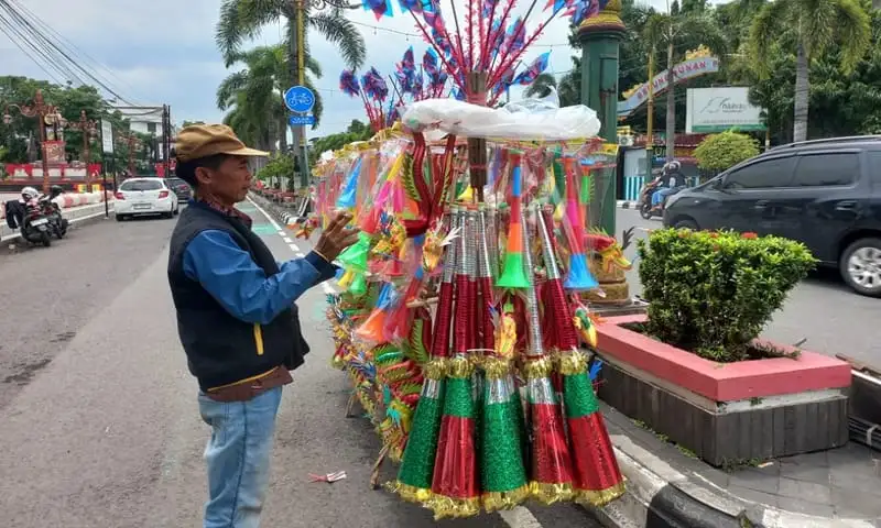 Asa Pedagang Terompet Asal Wonogiri Dulang Rezeki Akhir Tahun di Klaten