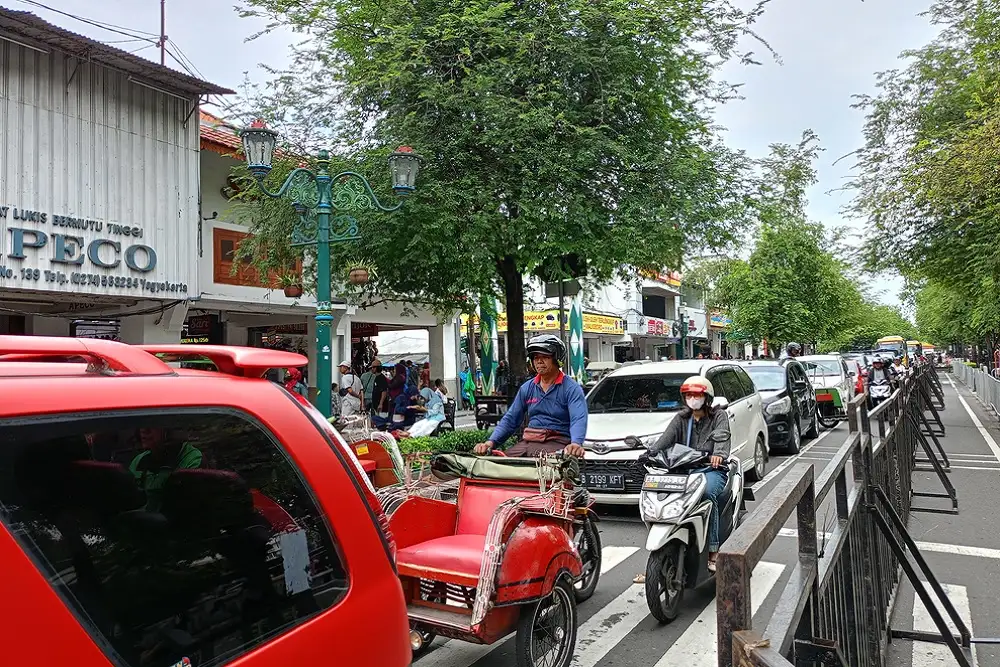 Kawasan Malioboro Jogja Dipadati Kendaraan Jelang Malam Tahun Baru 2025