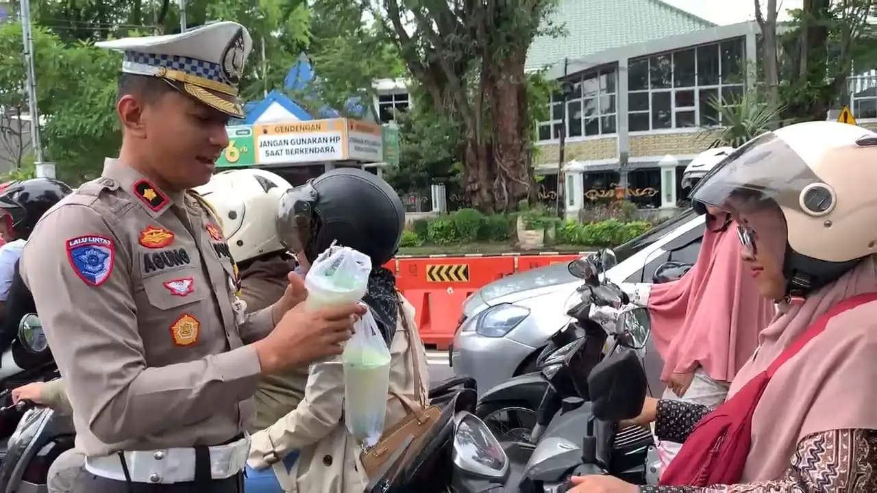 Polresta Solo Bagikan Es Cendol Dawet kepada Pengendara Tertib Lalu Lintas