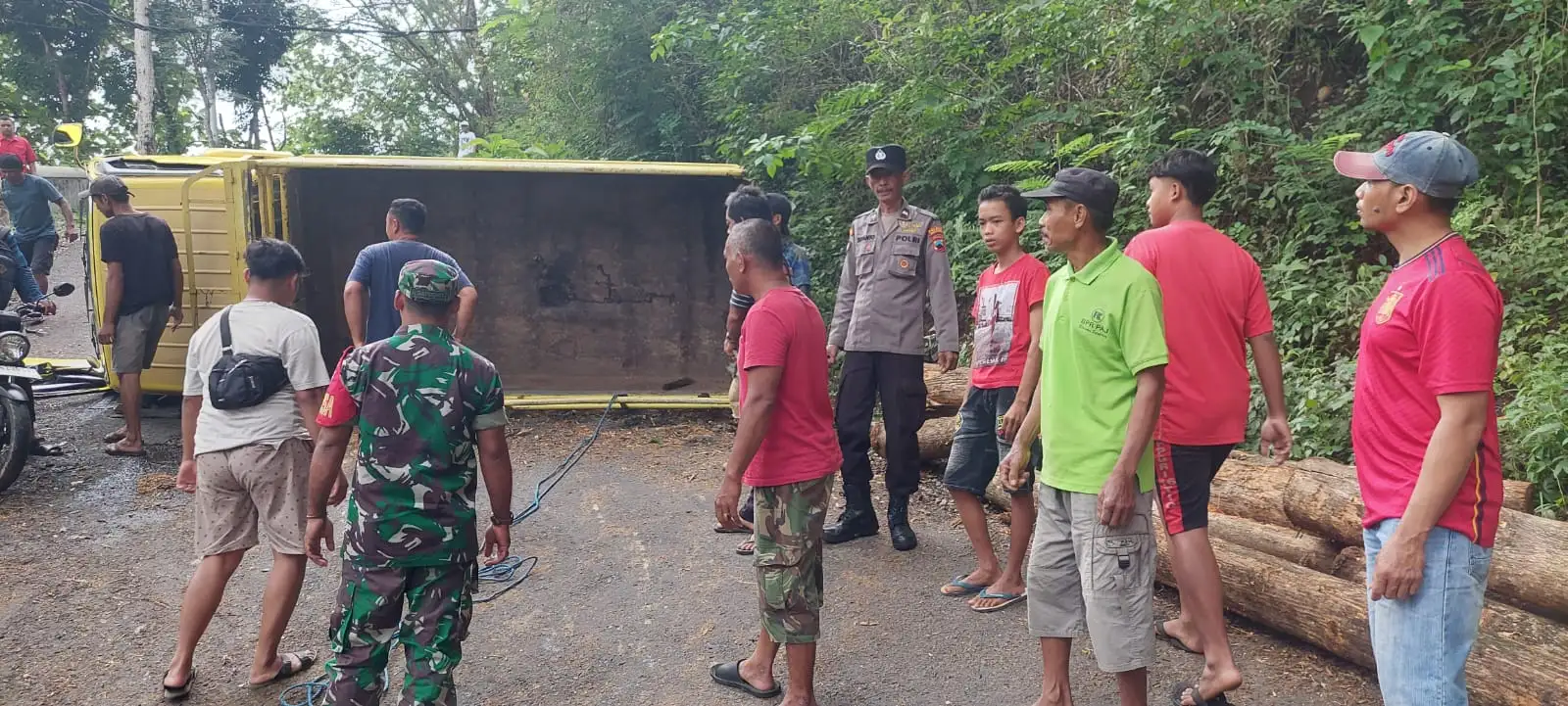 Melintas di Jalur Ekstrem Alas Tunggangan Wonogiri, Truk Penuh Kayu Terguling