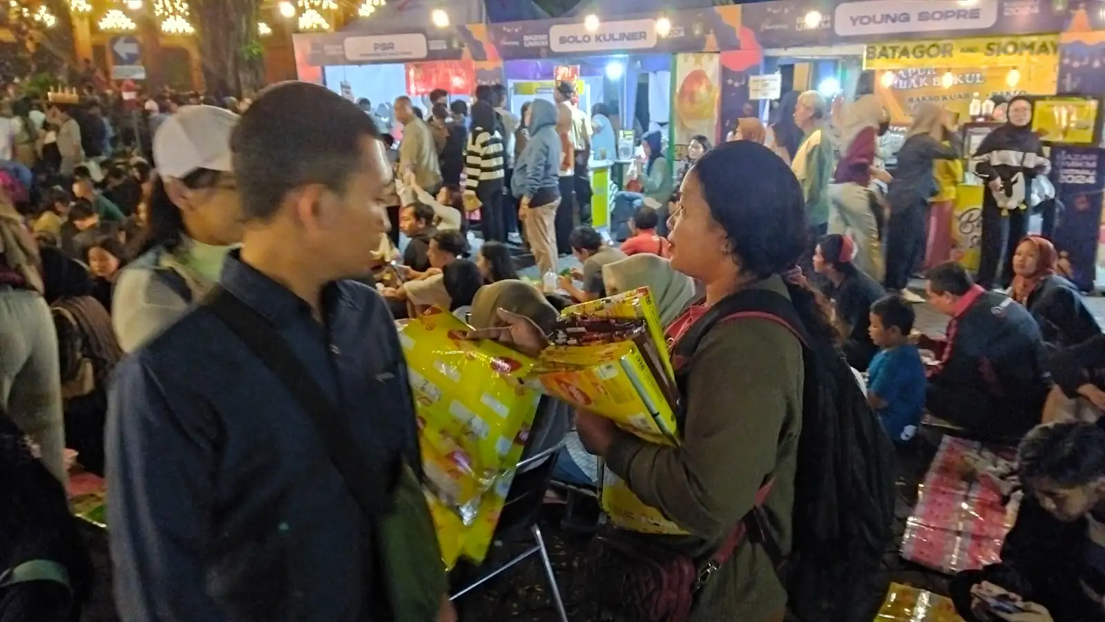 Pesta Tahun Baru 2025 di Balai Kota Solo, Penjual Alas Plastik Laris Manis