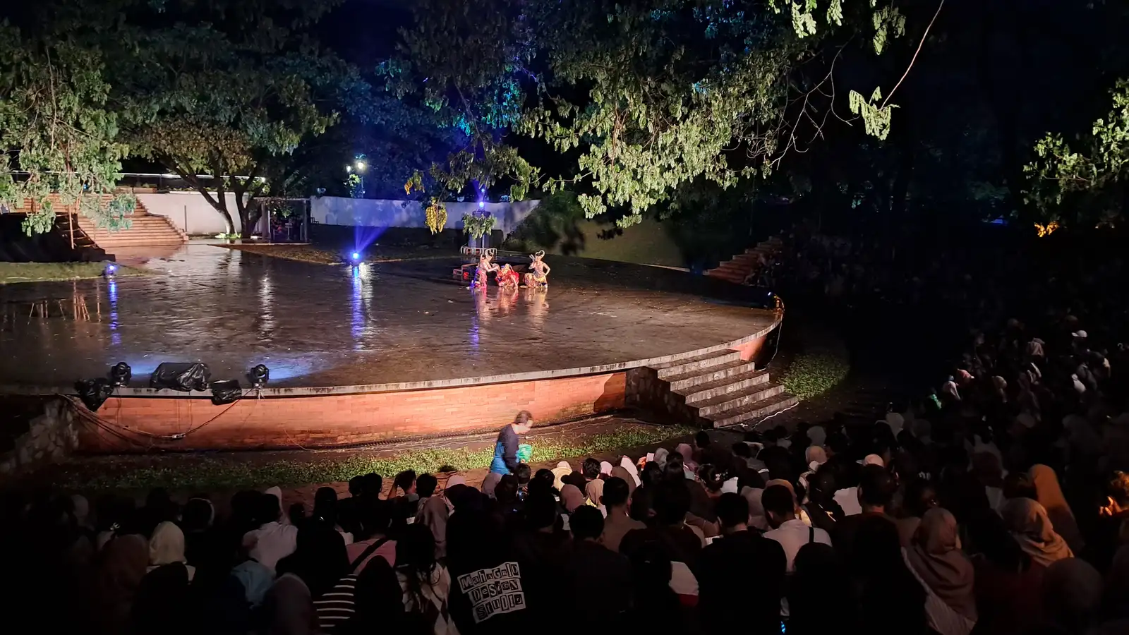 Kembang Api dan Pertunjukan Tari Meriahkan Tahun Baru di Taman Balekambang Solo