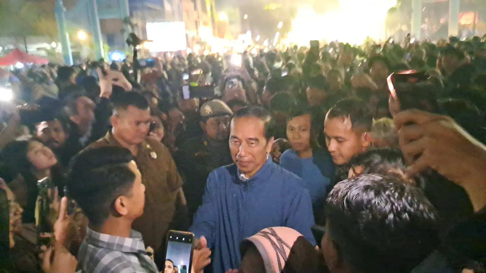 Momen Jokowi Saksikan Pesta Kembang Api Malam Tahun Baru di Ngarsopuro Solo