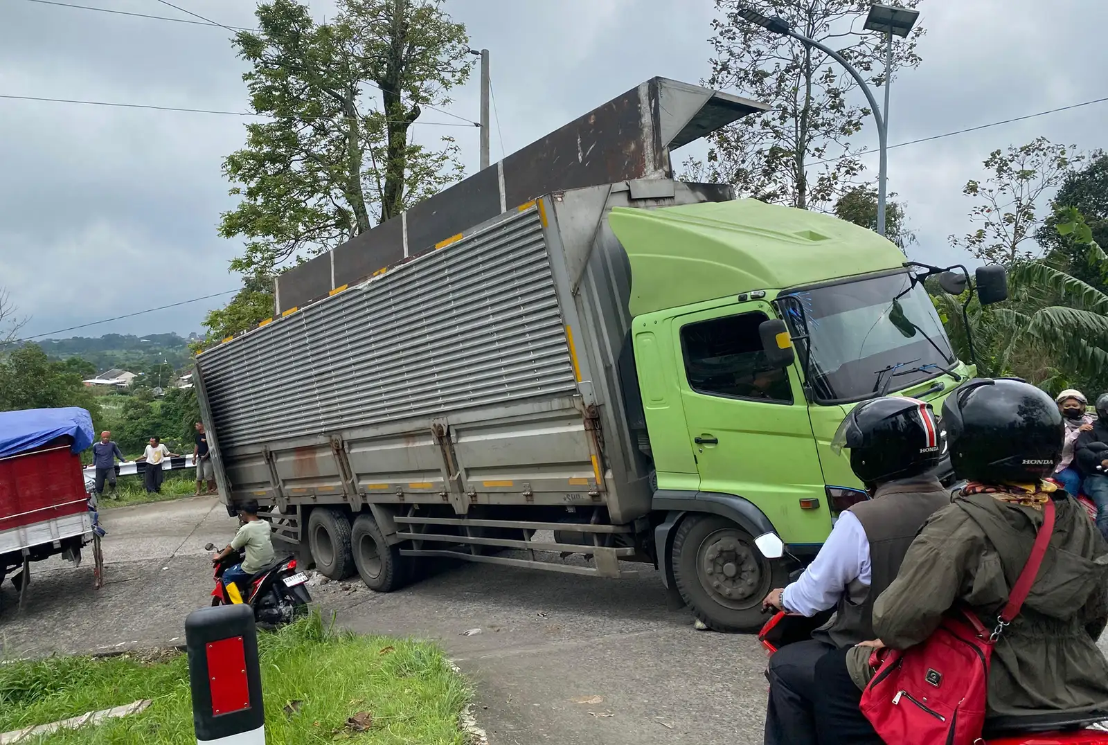 Truk Tak Kuat Menanjak di Kawasan Irung Petruk Boyolali, Lalu Lintas Tersendat