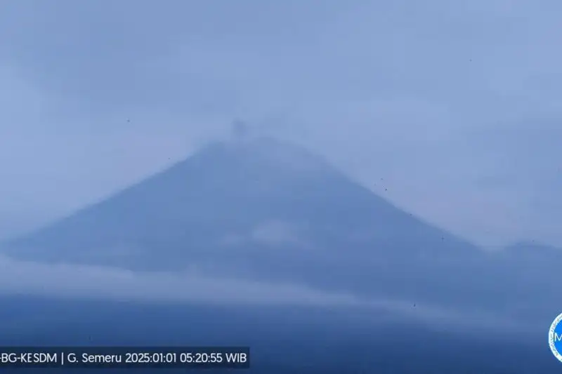 Hari Pertama 2025, Gunung Semeru Erupsi 10 Kali