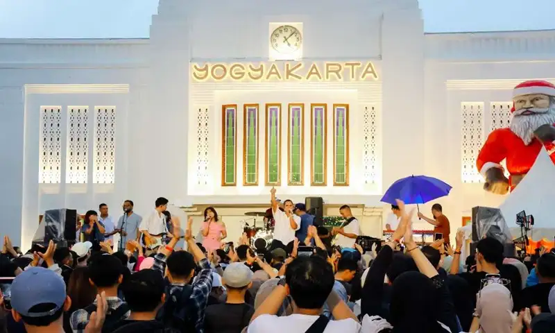 Sensasi Jazz di Stasiun Tugu: Menunggu Kereta Bareng Maliq & D'Essentials