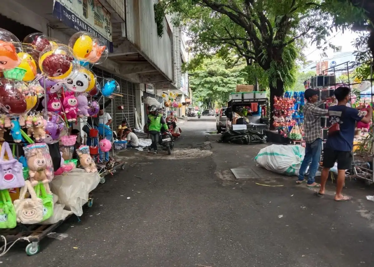 Suka Duka Pedagang Musiman Mainan dan Aksesori di Jl Urip Sumoharjo Solo