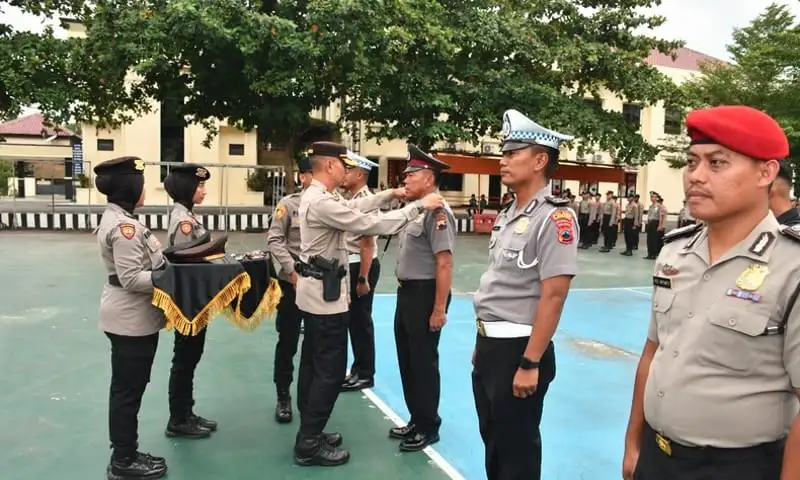 Kapolres Karanganyar Beri Kenaikan Pangkat kepada Anggota