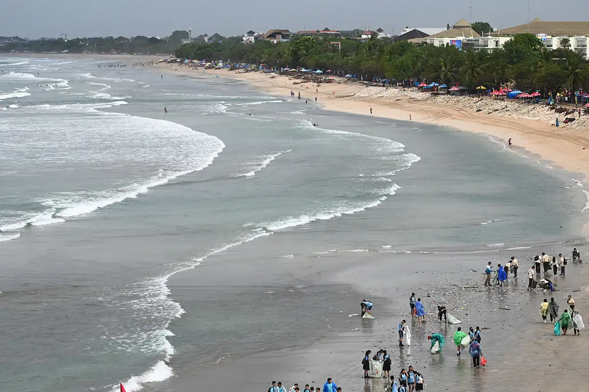 Aksi Bersih Sampah Laut di Pantai Kuta Bali