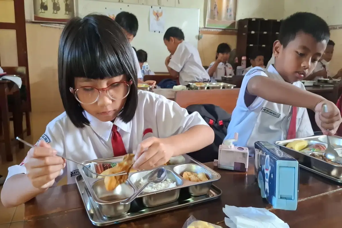 Perdana, Siswa di Colomadu Karanganyar Antusias Nikmati Makan Bergizi Gratis