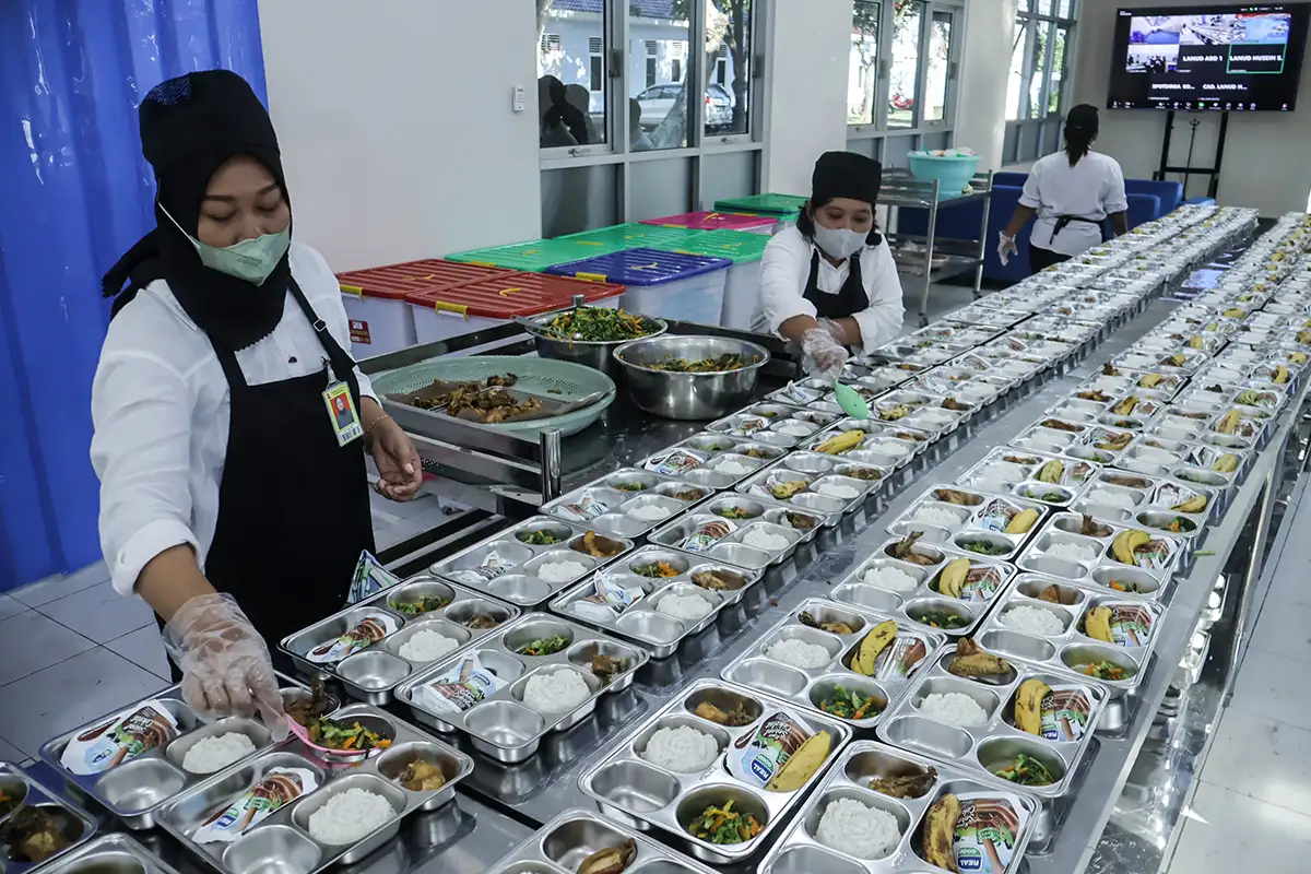 Kesibukan Dapur Program Makan Bergizi Gratis di Lanud Adi Soemarmo Karanganyar