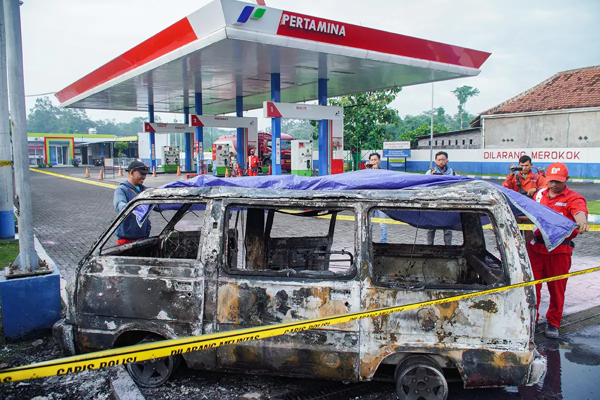 Minibus Hangus Terbakar saat Hendak Isi BBM di SPBU Lumajang