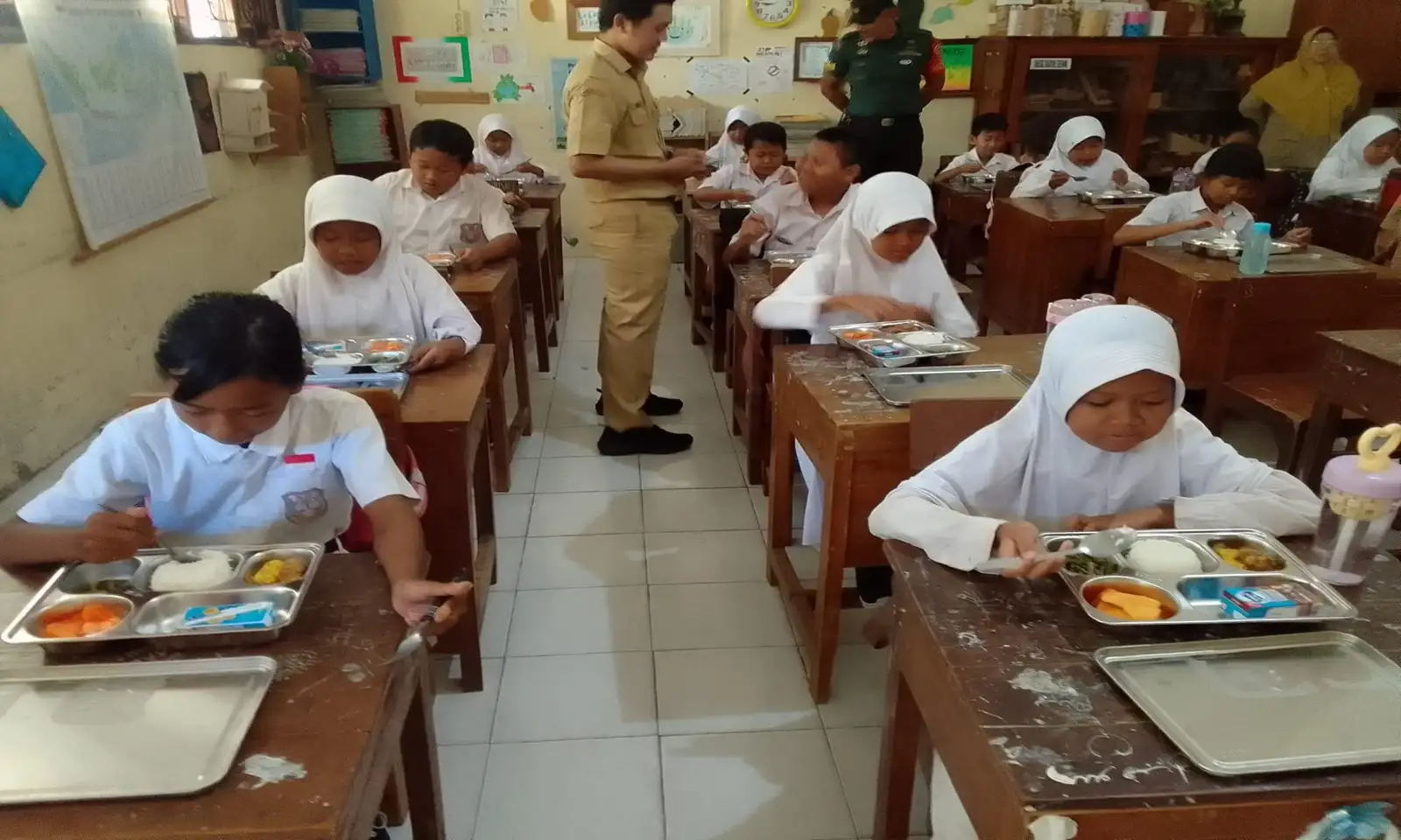 Makan Bergizi Gratis di Sukoharjo Dimulai, Siswa: Enak, 4 Sehat 5 Sempurna