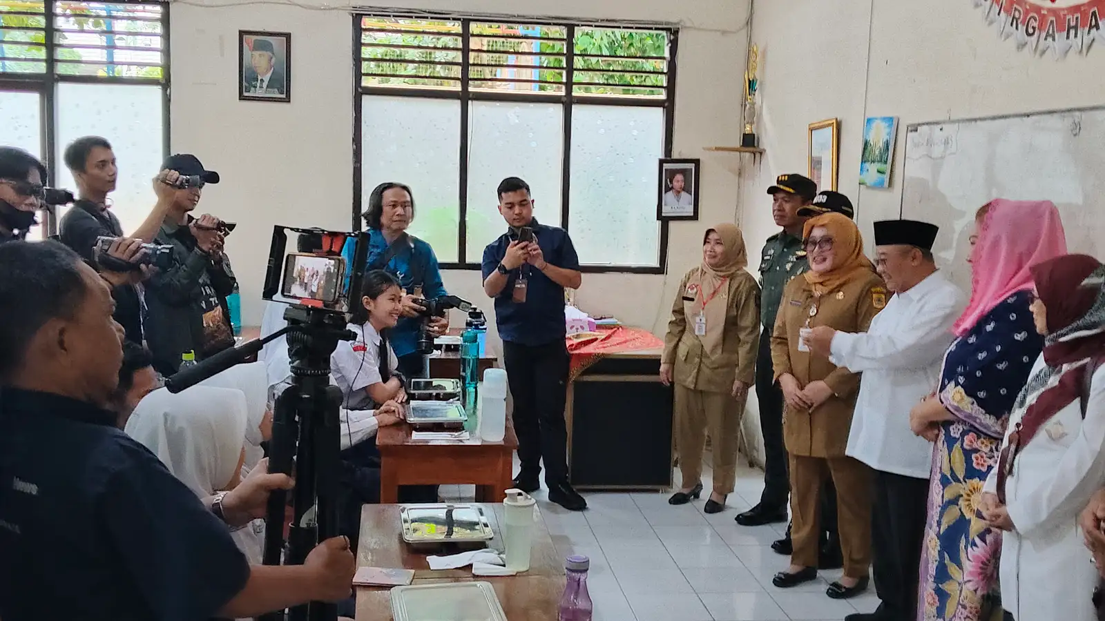 Mendikdasmen Abdul Mu’ti Tinjau Program Makan Bergizi Gratis di SMPN 12 Semarang