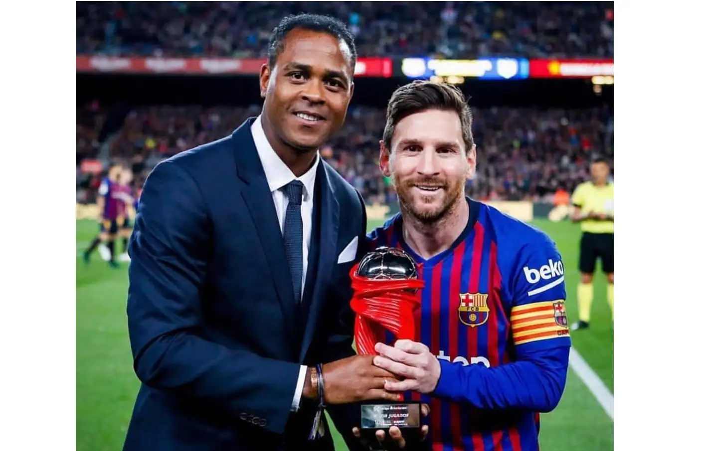 Tiba di Bandara Soetta Pukul 19.20 WIB, Kluivert Umbar Senyum kepada Suporter