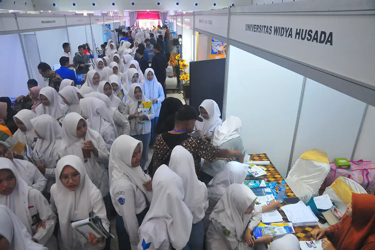 Antusias Siswa Serbu Pameran Perguruan Tinggi dan Dunia Kerja di Kudus