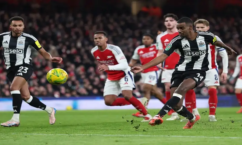 Newcastle Kalahkan Arsenal 2-0: Jejakkan Satu Kaki di Final Piala Liga Inggris