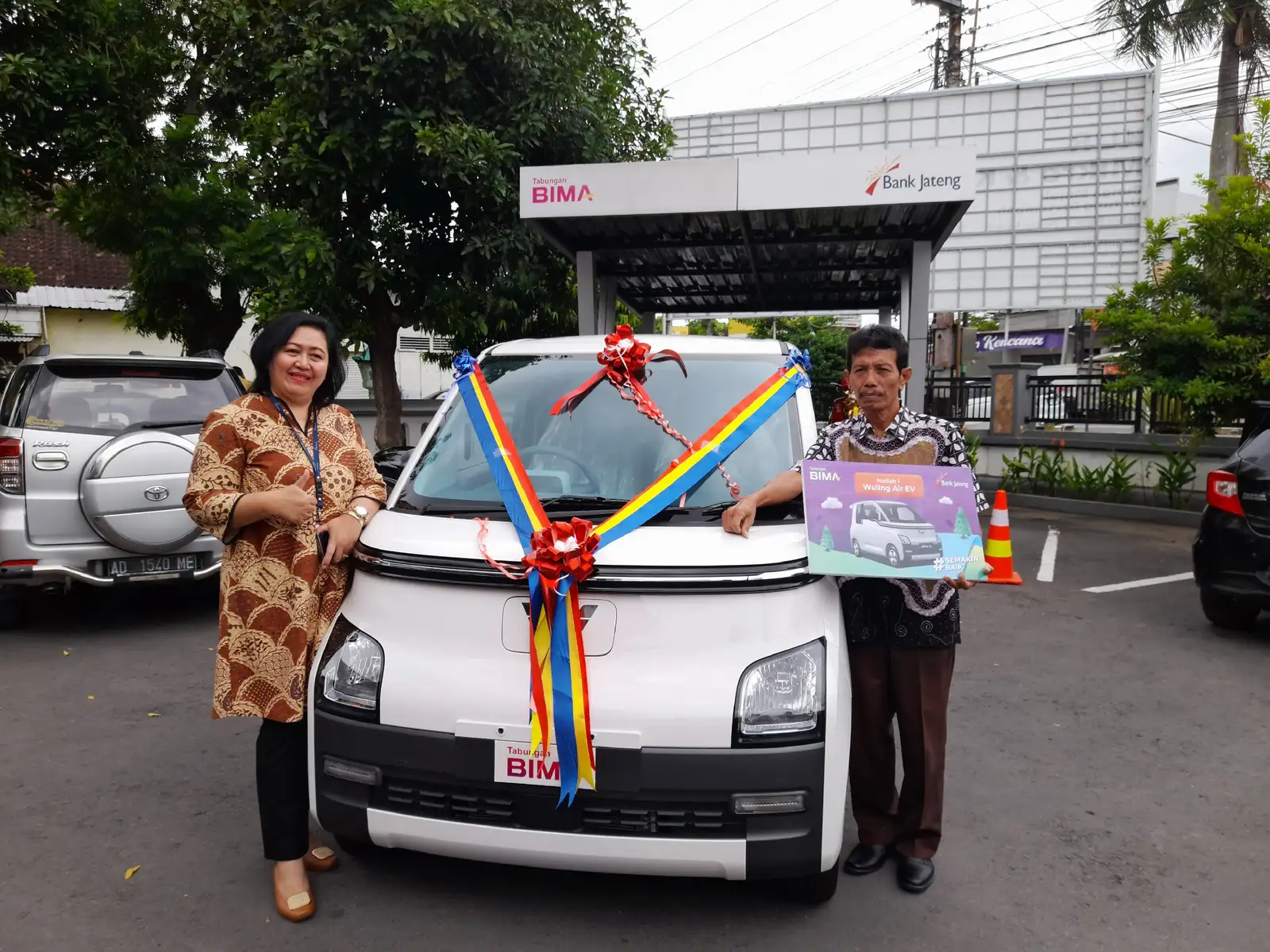 Mantan Guru SD Gemolong Sragen Raih Hadiah Mobil Listrik Wuling dari Bank Jateng