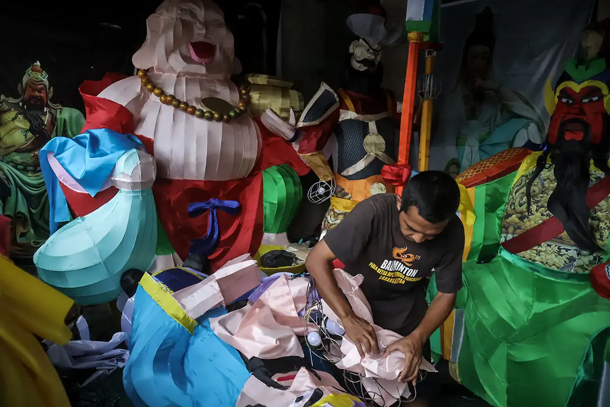 Potret Pembuatan Lampion Karakter di Sukoharjo untuk Perayaan Imlek 2025