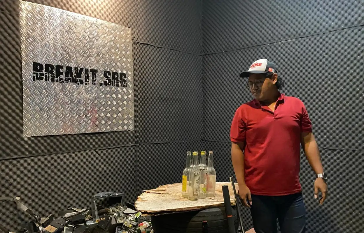 Tempat Meluapkan Emosi dengan Menghancurkan Barang Jadi Tren di Semarang