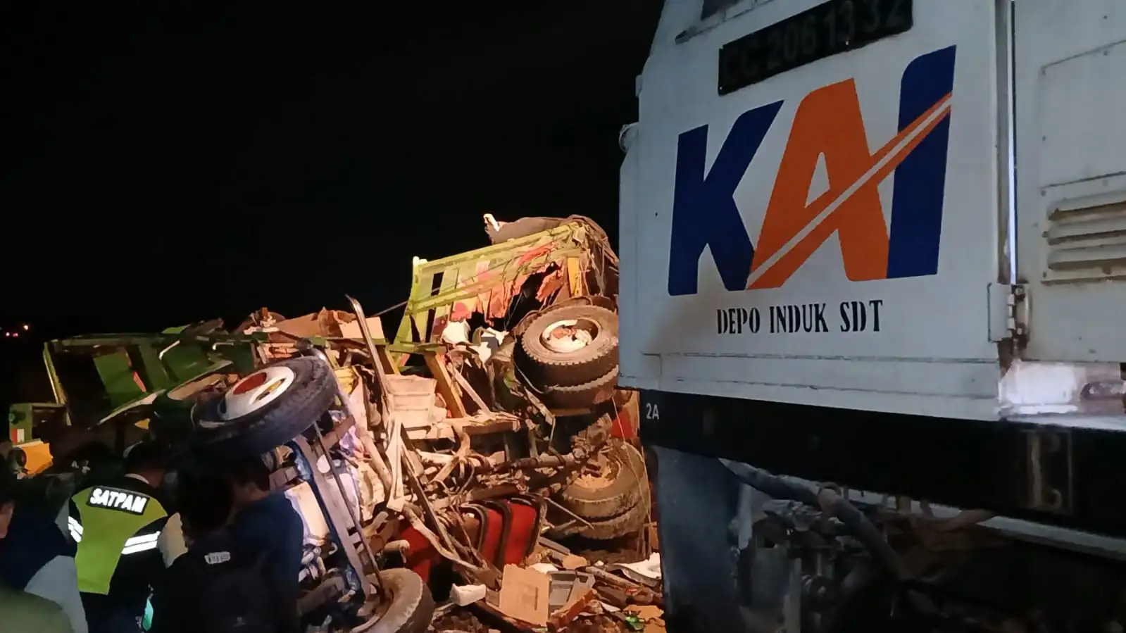 Breaking News! Truk Tertemper KA di Perlintasan Gebang Sragen, 2 Orang Terluka
