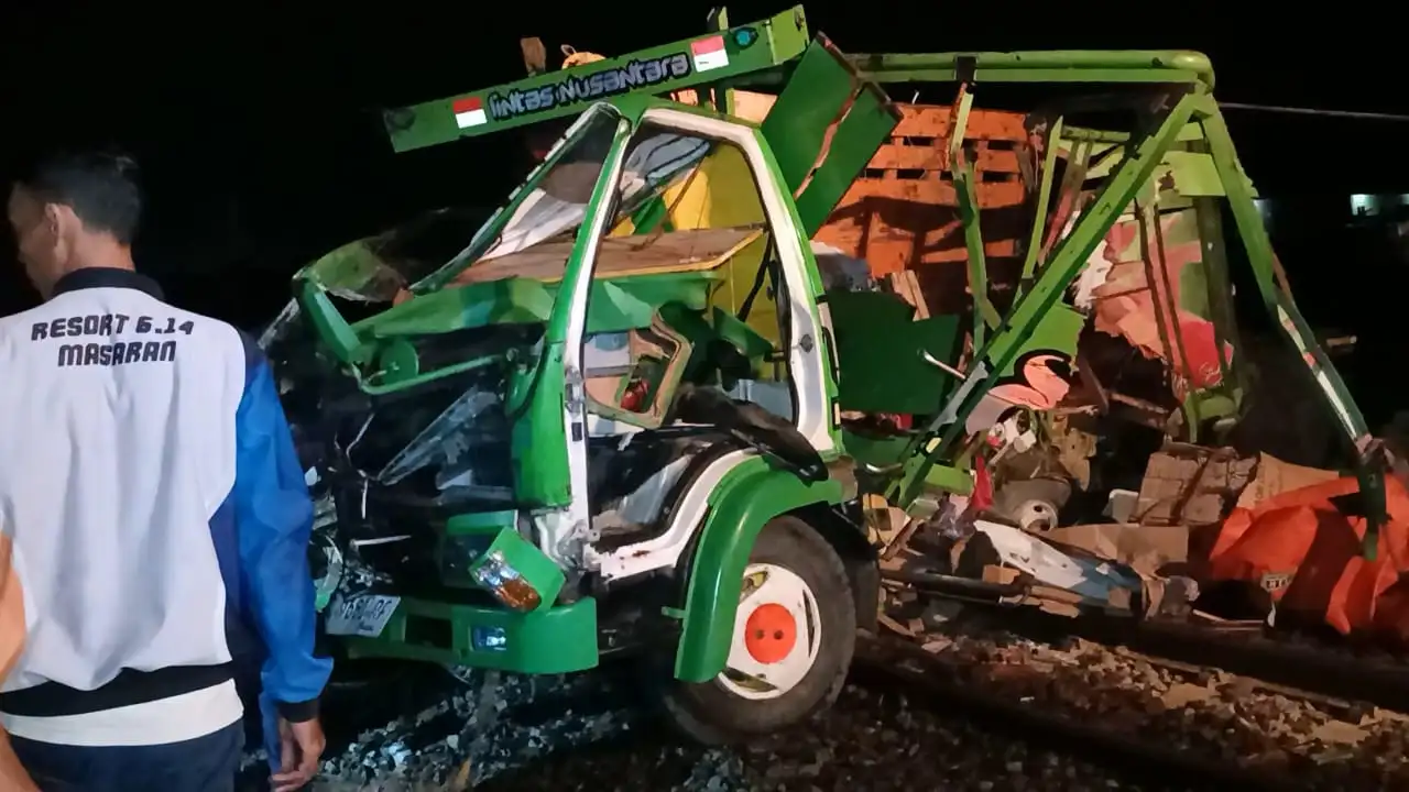 Truk yang Tertemper KA di Gebang Sragen Diduga Kelebihan Muatan