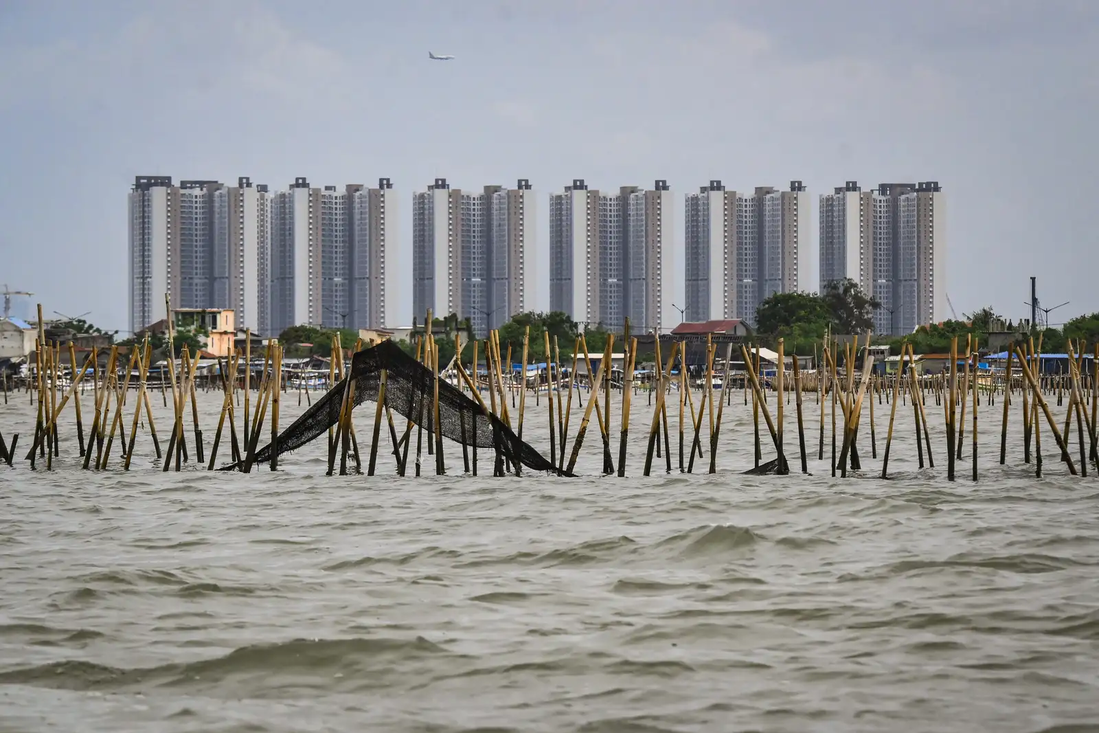 Pagar Laut Misterius Membentang 30 Km di Tangerang, Siapa Pemiliknya?