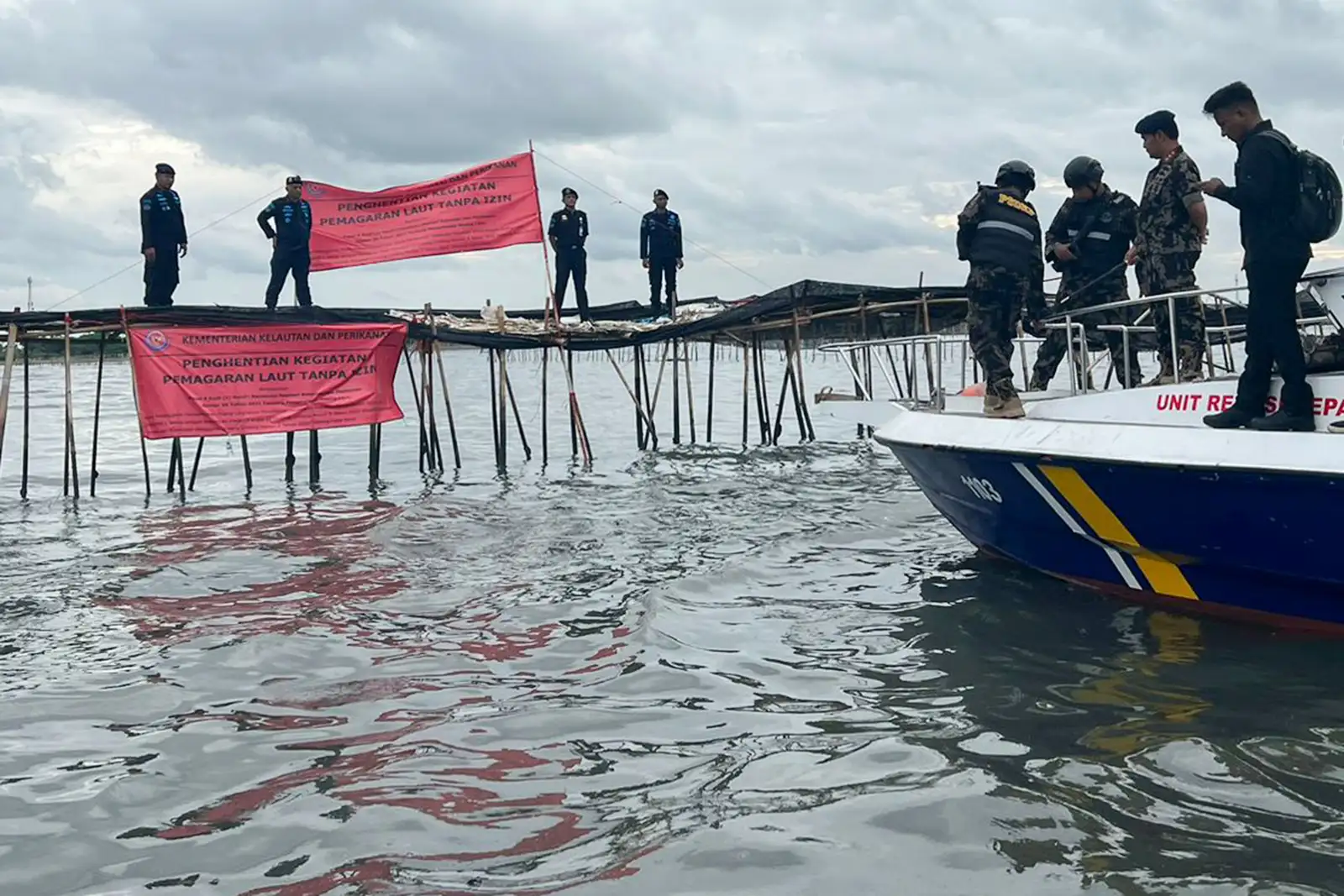 Tak Berizin, Kementerian KKP Segel Pagar Laut Tangerang