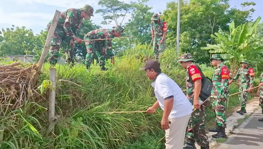 Dispertan dan TNI Bantu Petani di Popongan Karanganyar Basmi Tikus