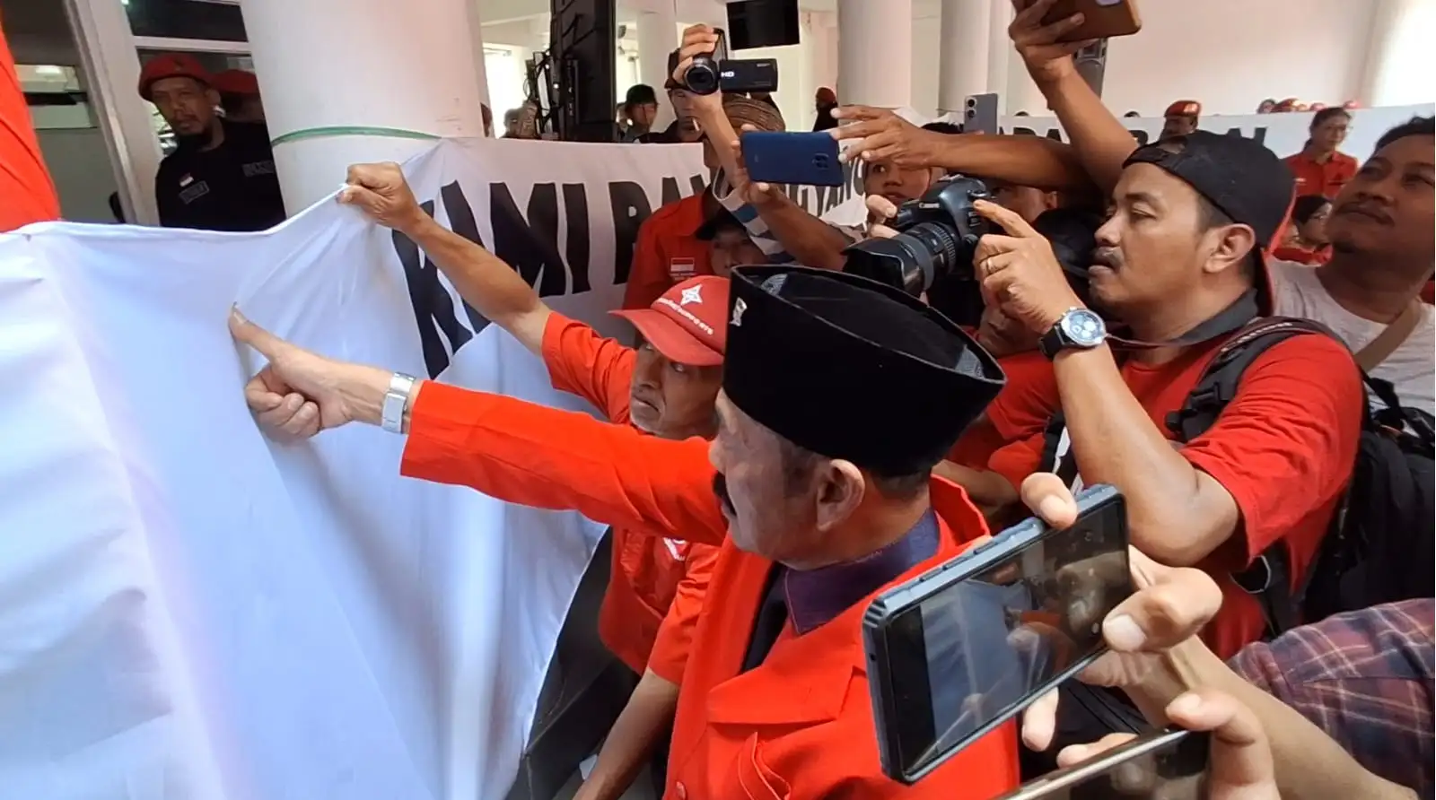 Ribuan Kader PDIP Solo Aksi Cap Jempol Darah Dukung Megawati Tetap Jadi Ketum
