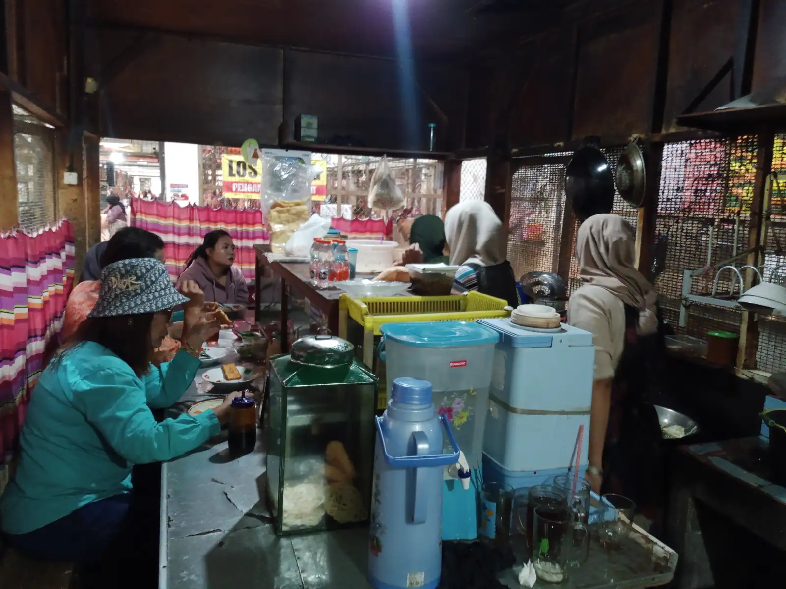 Hidden Gem Lezatnya Sup Daging Legendaris di Tengah Pasar Raya Salatiga