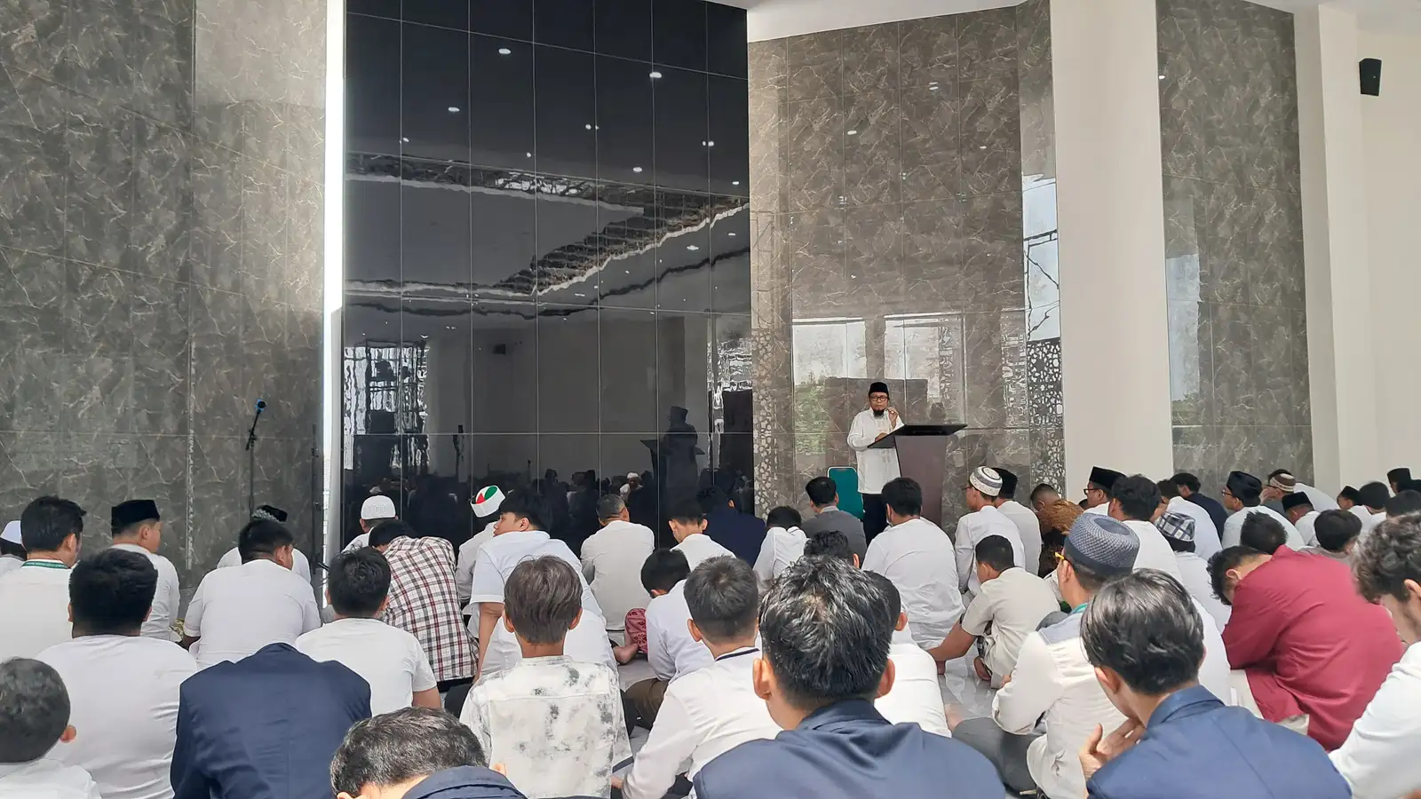 Ratusan Siswa Ikuti Salat Jumat Perdana di Masjid Sarah wa Arwa Al Firdaus Solo