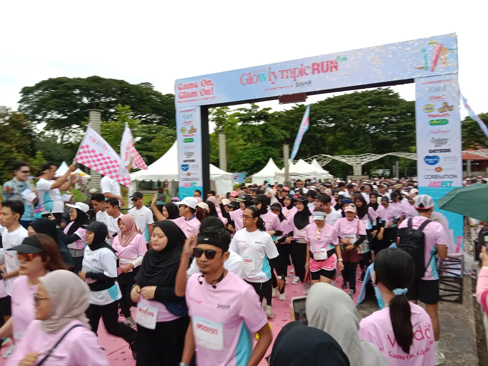 Seribu Lebih Peserta Ramaikan Wardah Glowlympic Run di Taman Balekambang Solo