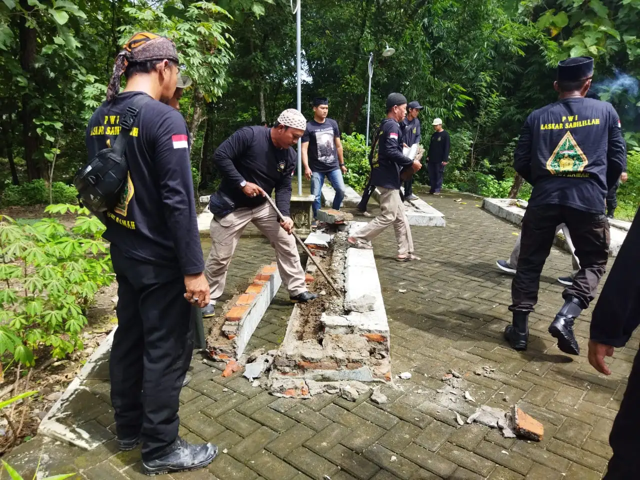 Diduga Palsu, Makam Wali Lima Ngawi Dibongkar