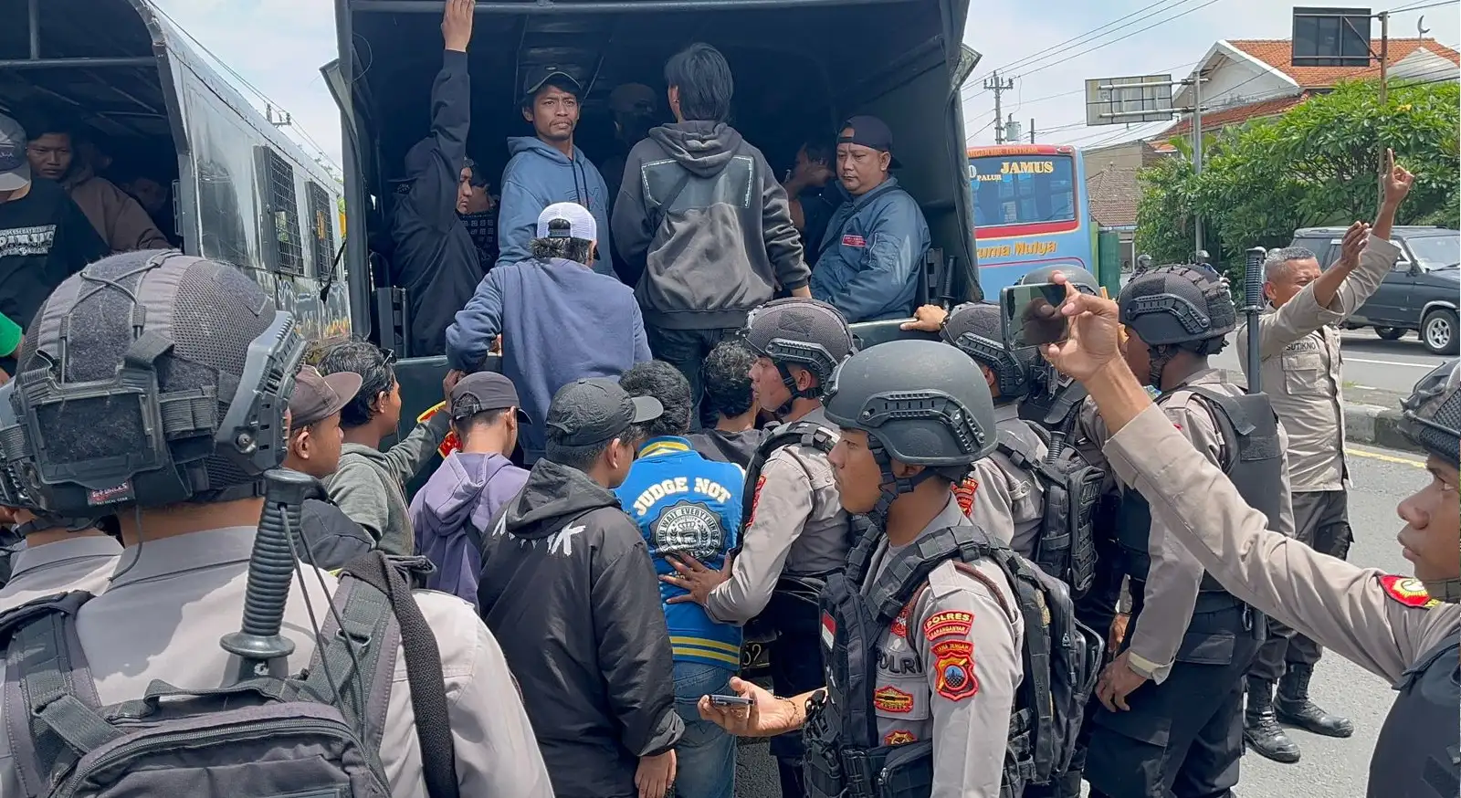 Total Sekitar 300 Bonek Dipulangkan Polisi gegara Nekat ke Stadion Manahan Solo