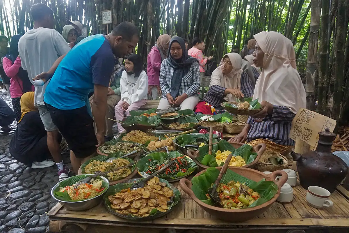 Berburu Aneka Kuliner Tradisional di Pasar Papringan Temanggung