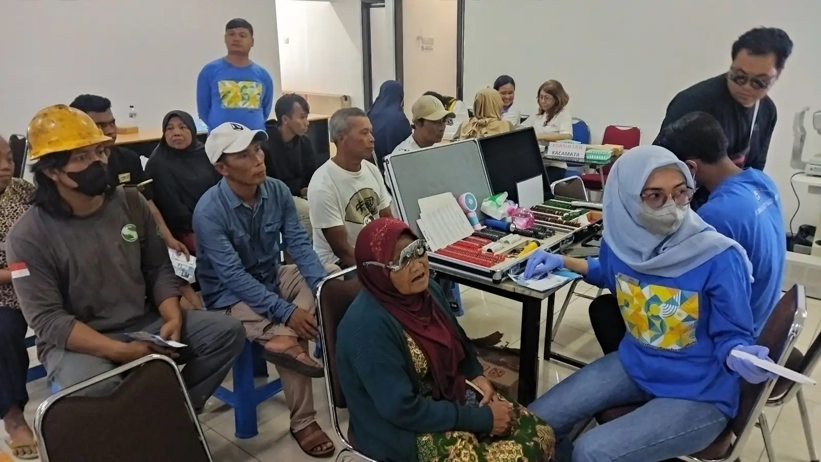 Pemulung dan Warga Sekitar TPA Putri Cempo Solo Ikuti Pemeriksaan Mata di PLTSa